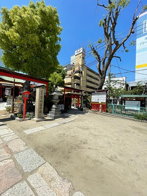 神社の前の広場